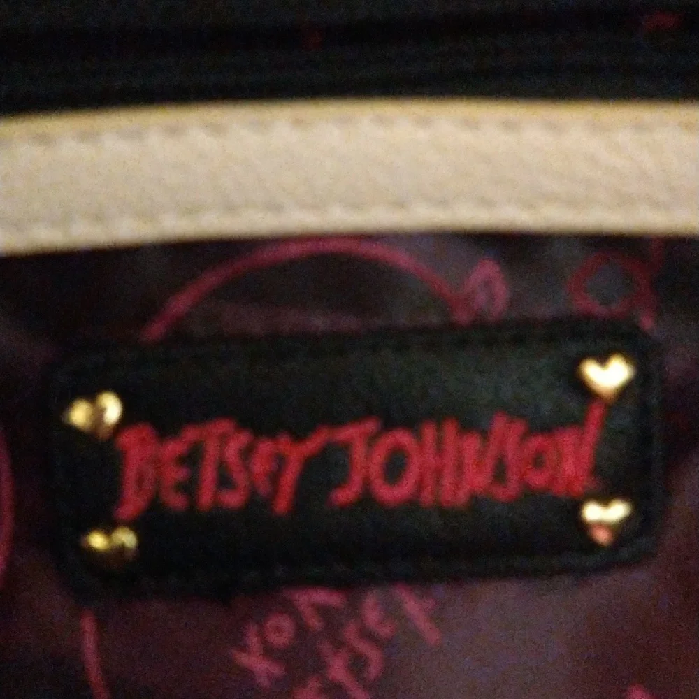 Betsey Johnson Cream Heart Puffed Purse With Pink Bow - Picture 8 of 10